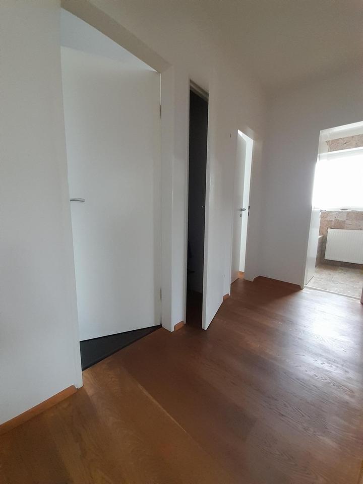Stilvolle, modernisierte 3-Zimmer-Wohnung mit geh. Innenausstattung , Loggia, EBK, Stellplatz – Bild 5