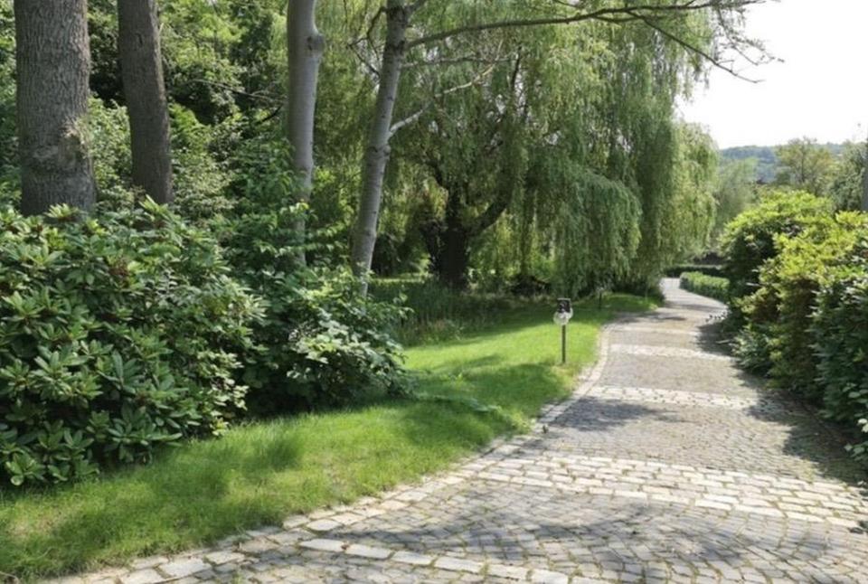 Wunderschönes modernes EFH mit höchster Privatsphäre am Ahlenberg – Bild 11