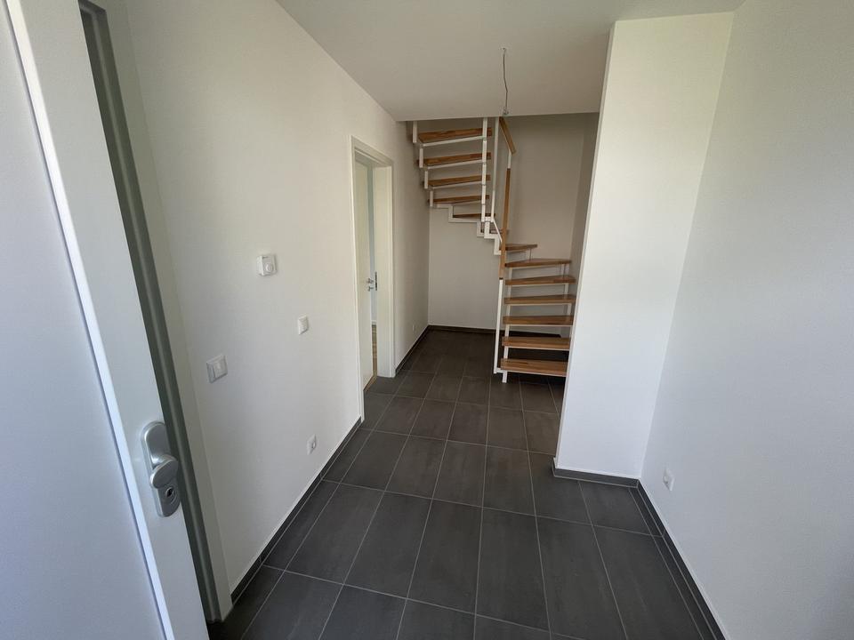 140qm Neubau-Doppelhaushälfte mit 6 Zimmern inkl. EBK, Parkett, elek. Rollläden, Zaun, 2 Pkw-Plätze – Bild 3