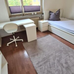 Vollmöbliertes WG-Zimmer (für w) einer 3er WG in zentraler Lage Hofs - 450€ Warmmiete (keine NK)