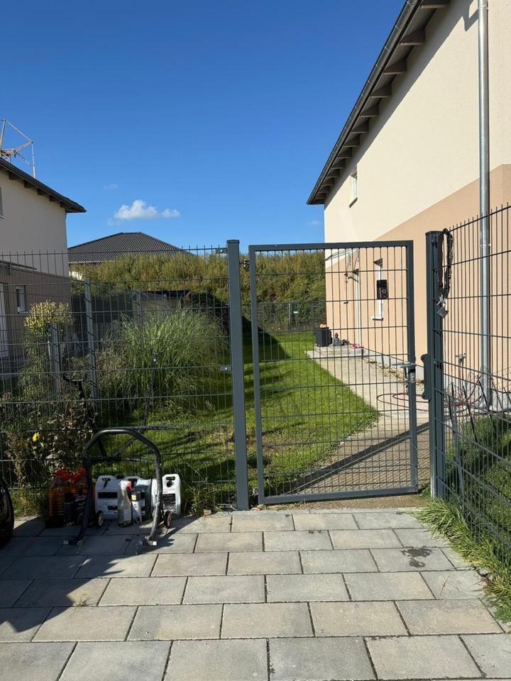 140qm Neubau-Doppelhaushälfte mit 6 Zimmern inkl. EBK, Parkett, elek. Rollläden, Zaun, 2 Pkw-Plätze – Bild 2