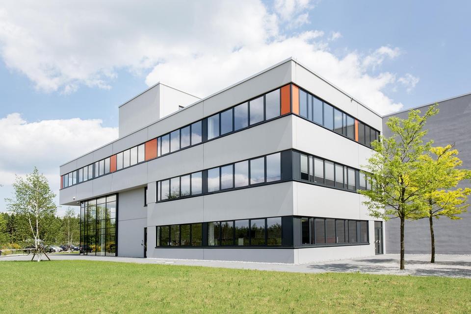 Moderne Praxis / Büros mit Gewerbehalle zu vermieten – Bild 2