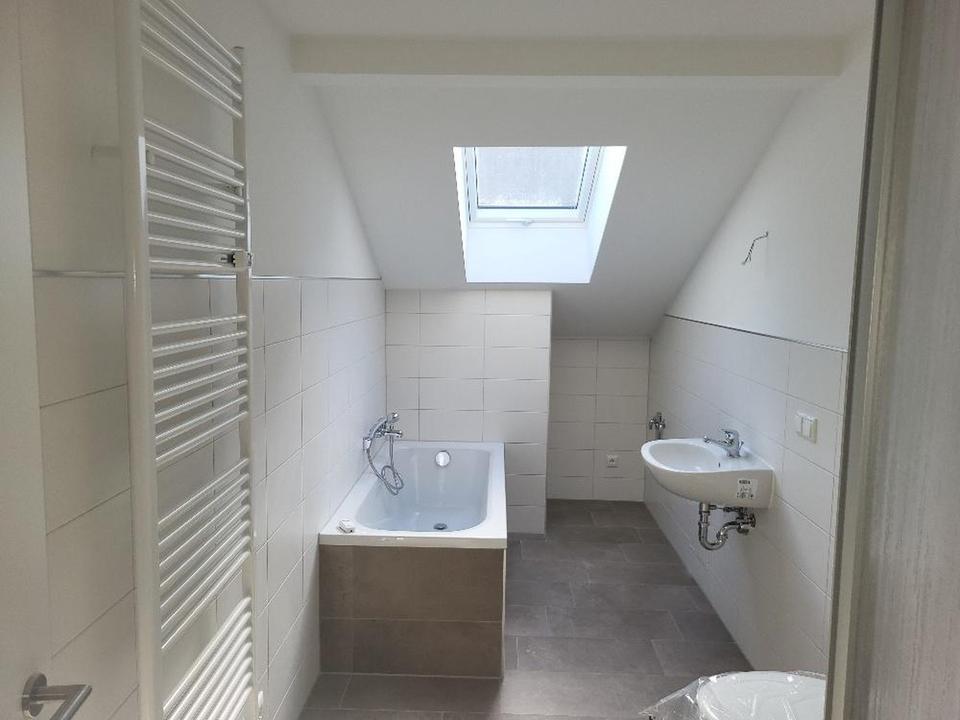 Super sanierte 4-Raum Dachgeschoss WE mit neuer Einbauküche – Bild 9