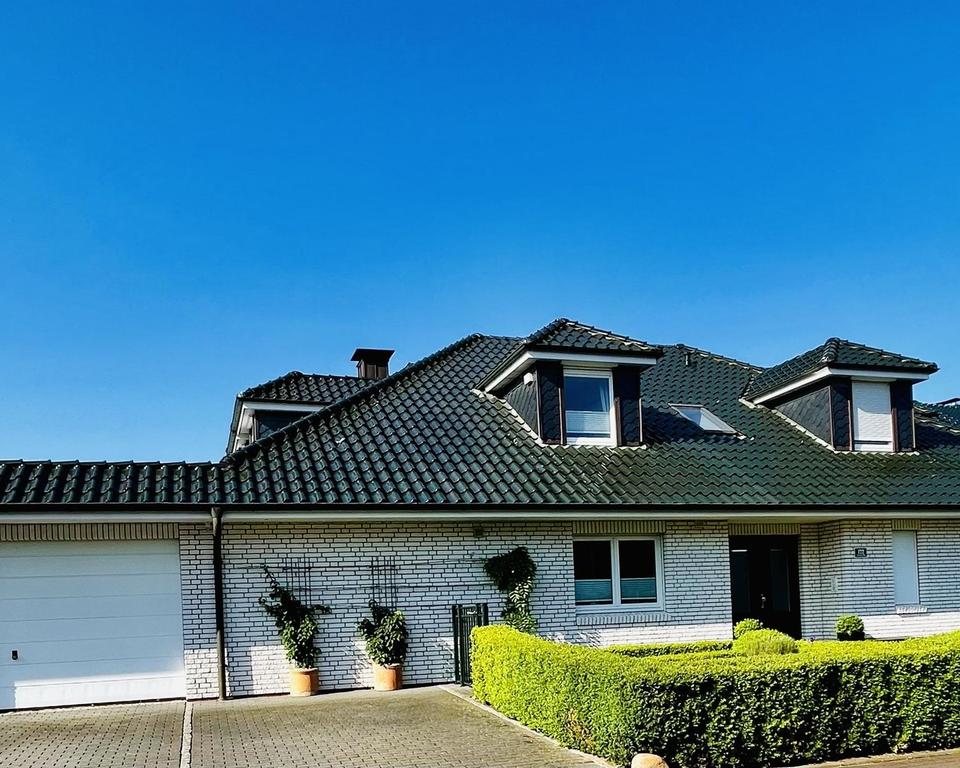 Walmdach-Bungalow m Einliegerwhg am Golfplatz