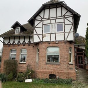 Einfamilienhaus mit Vollkeller , Nebengebäude mit Einliegerwohnung und Abstellräume.