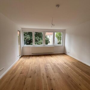 Zentrale, hochwertig kernsanierte Wohnung mit zwei Zimmern und neuer Einbauküche