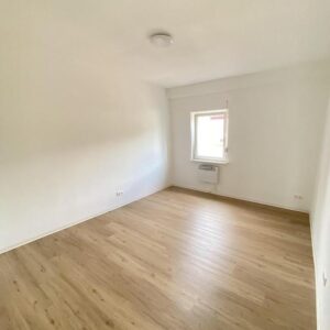 Zentral & Grüne Aussicht: Kernsanierte 3-Zimmer-Wohnung mit Einbauküche & Garten