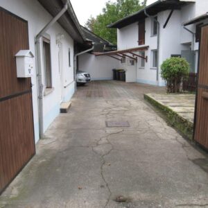 von PRIVAT *** EFH + Nebengebäude * Garten * Garage * Hof * Keller