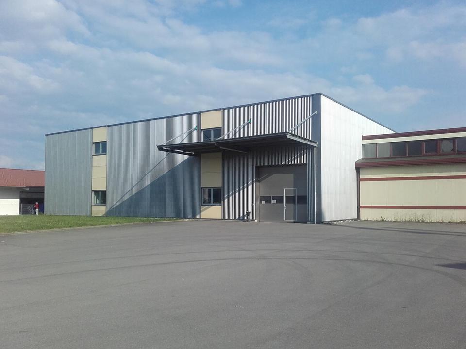 Moderne Lagerhalle, Bj.2004,2000m², 2- geschossig mit Aufzug, Rolltor und Schleuse für Be-Entladung