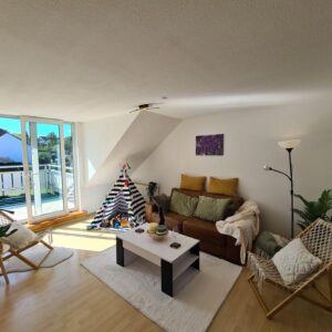 Charmante Dachgeschosswohnung mit Einbauküche – sofort verfügbar!