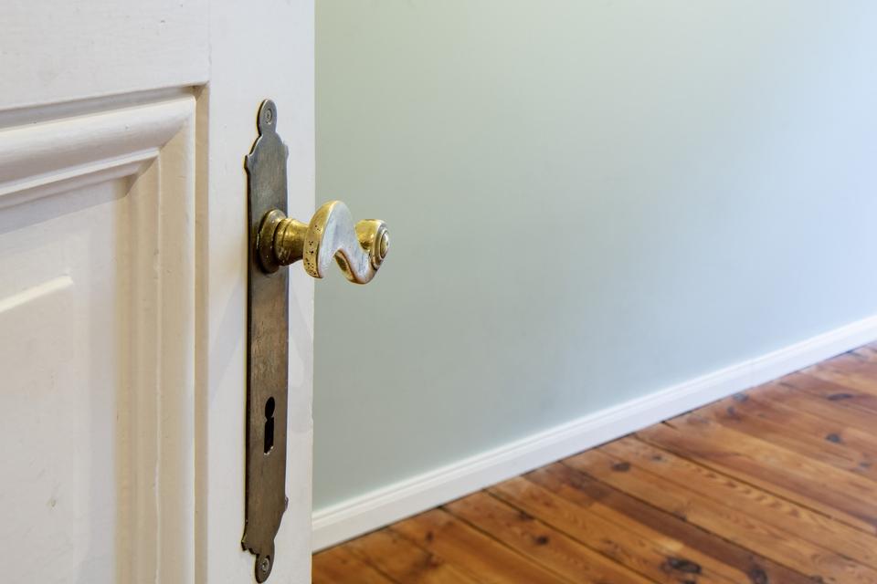 Bezugsfreie sonnige, top-sanierte 3-Zi-Altbauwhg mit Erker beim Lausitzer Platz – Bild 11