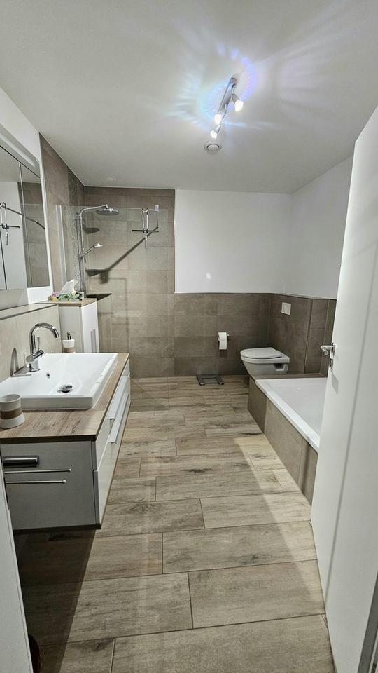 Neuwertige 2-Zimmer Erdgeschosswohnung mit Einbauküche + Garten – Bild 12