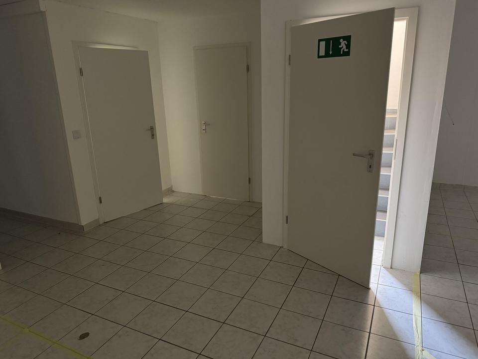 Ladeneinheit / Büro / Praxis / Lager mit 8 Stellplätzen – Bild 16