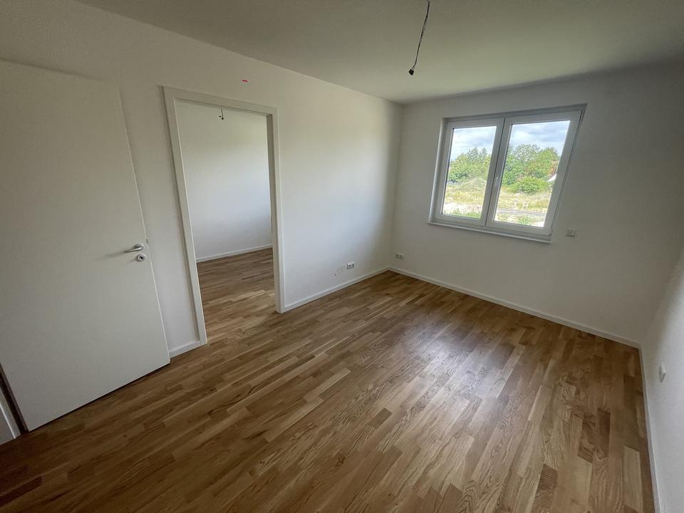 140qm Neubau-Doppelhaushälfte mit 6 Zimmern inkl. EBK, Parkett, elek. Rollläden, Zaun, 2 Pkw-Plätze – Bild 11