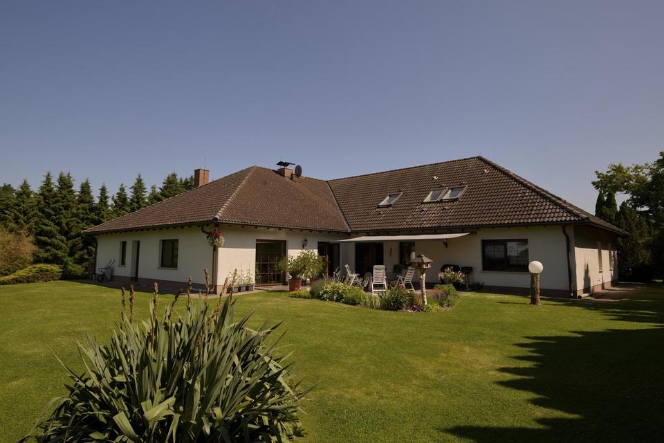 Großzügiges Einfamilienhaus auf traumhaft schönem Grundstück – Bild 2