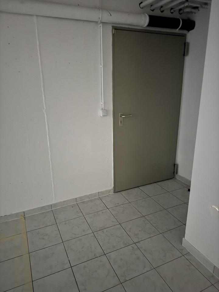 Ladeneinheit / Büro / Praxis / Lager mit 8 Stellplätzen – Bild 17