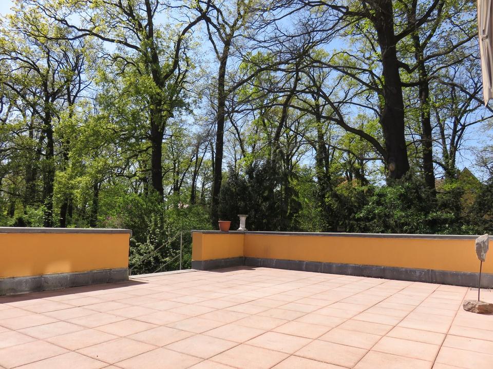 Sonnenterrasse und Saunalandschaft nahe Spandauer Forst