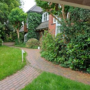 Großzügiges, freistehendes Dreiparteienhaus in ruhiger, sonniger Lage (Verkaufspreis VB)