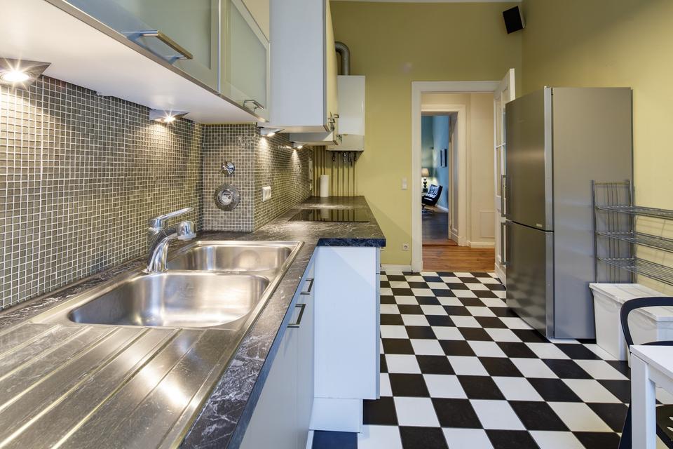 Bezugsfreie sonnige, top-sanierte 3-Zi-Altbauwhg mit Erker beim Lausitzer Platz – Bild 15