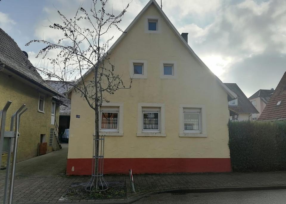 Vermietetes Einfamilienhaus mit Nebengebäuden in Bruchsal-Helmsheim ***PROVISIONSFREI***