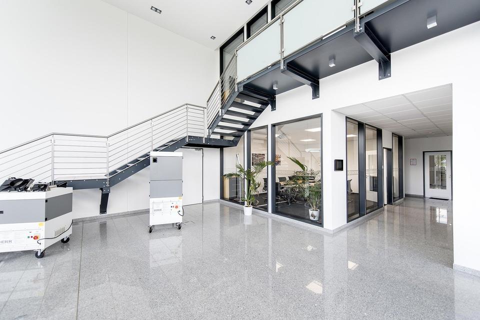 Moderne Praxis / Büros mit Gewerbehalle zu vermieten – Bild 3