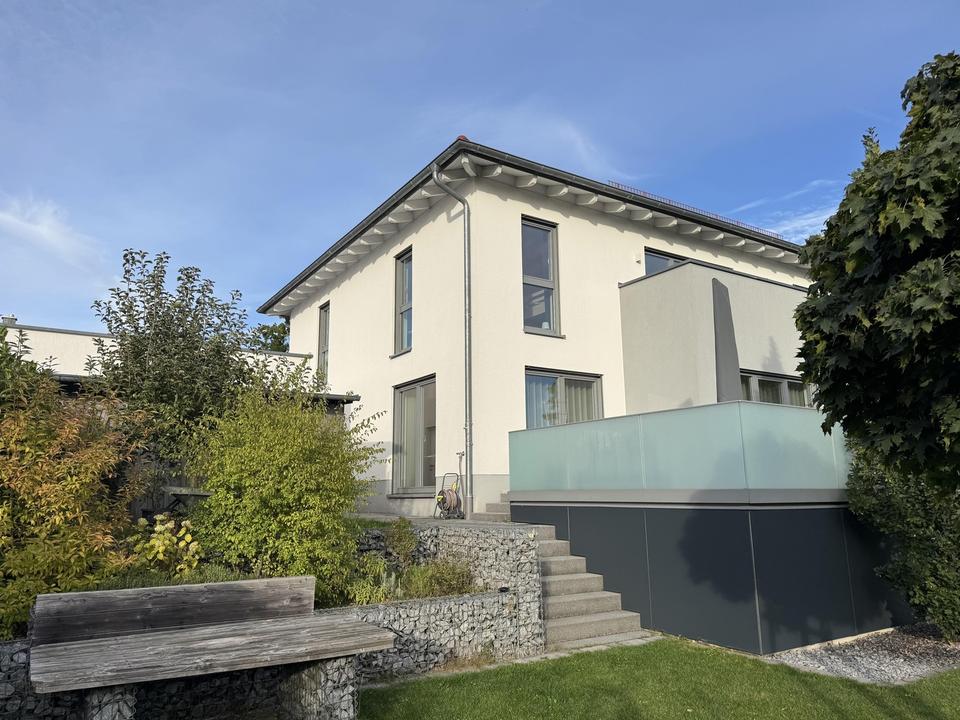 Architekten Stadtvilla in Neuendettelsau - freistehendes Einfamilienhaus mit Doppelgarage – Bild 3