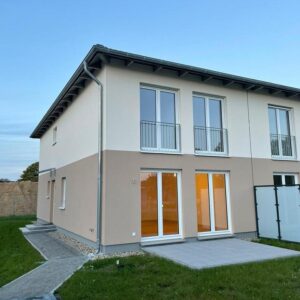 140qm Neubau-Doppelhaushälfte mit 6 Zimmern inkl. EBK, Parkett, elek. Rollläden, Zaun, 2 Pkw-Plätze