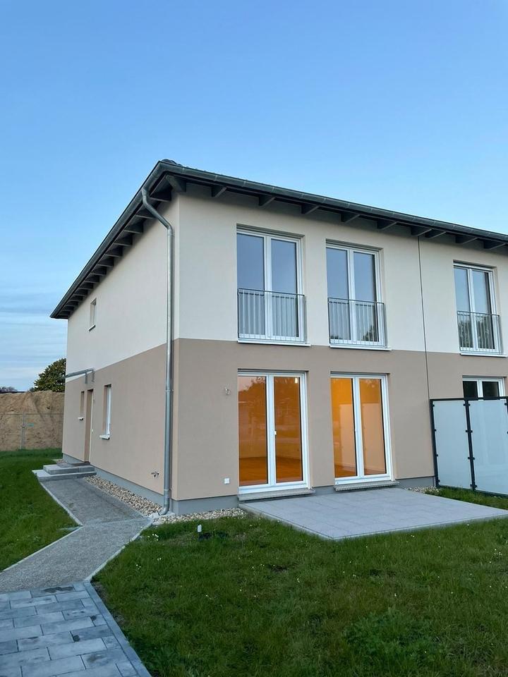 140qm Neubau-Doppelhaushälfte mit 6 Zimmern inkl. EBK, Parkett, elek. Rollläden, Zaun, 2 Pkw-Plätze