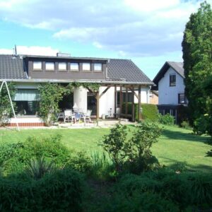 8-Zi.-Wohnhaus mit schönem Garten (1.400 qm) in Marburg-Schröck, courtagefrei