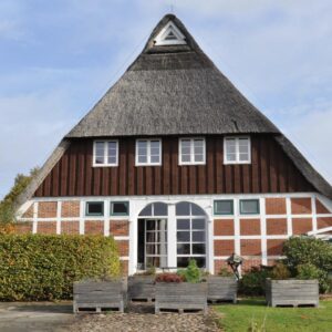 Denkmal-Wohntraum unter Reet: Dach-Appartment mit eigenem Gartenanteil