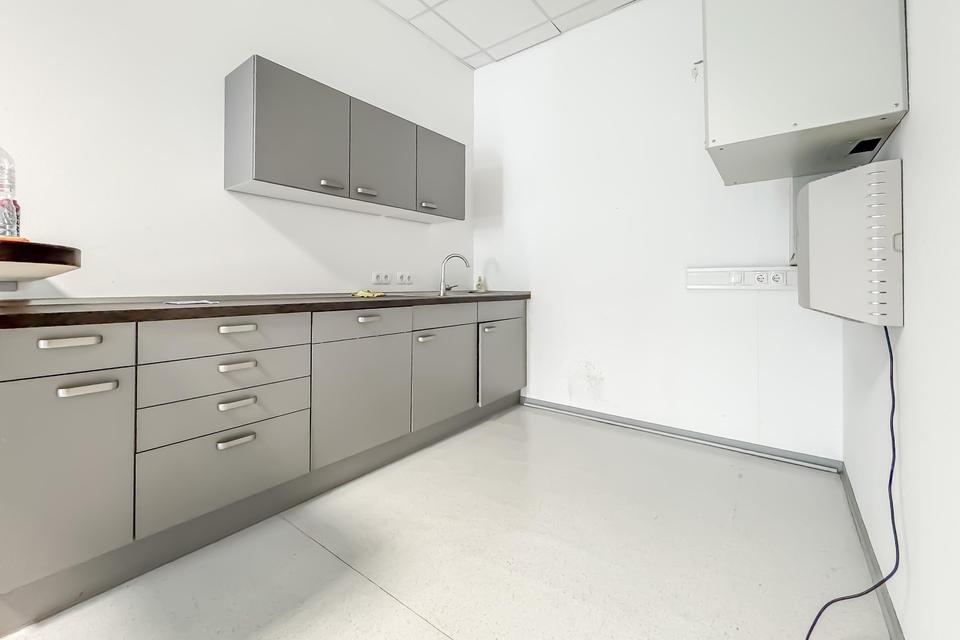 BÜRO – 270 m² – 7 BÜROS – 2 BESPRECHUNGSRÄUME – KÜCHE – LASTENAUFZUG – STELLPLÄTZE – TOP AUFGETEILT! – Bild 13