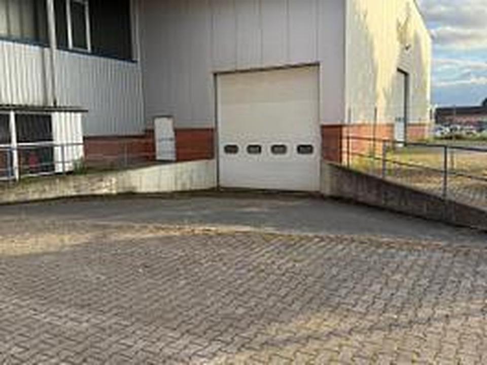 Moderne Industriehalle mit Portalkran, LKW-Rampe und optimaler Anbindung – Bild 2