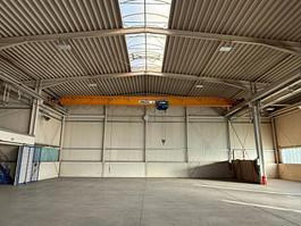 Moderne Industriehalle mit Portalkran, LKW-Rampe und optimaler Anbindung – Bild 4
