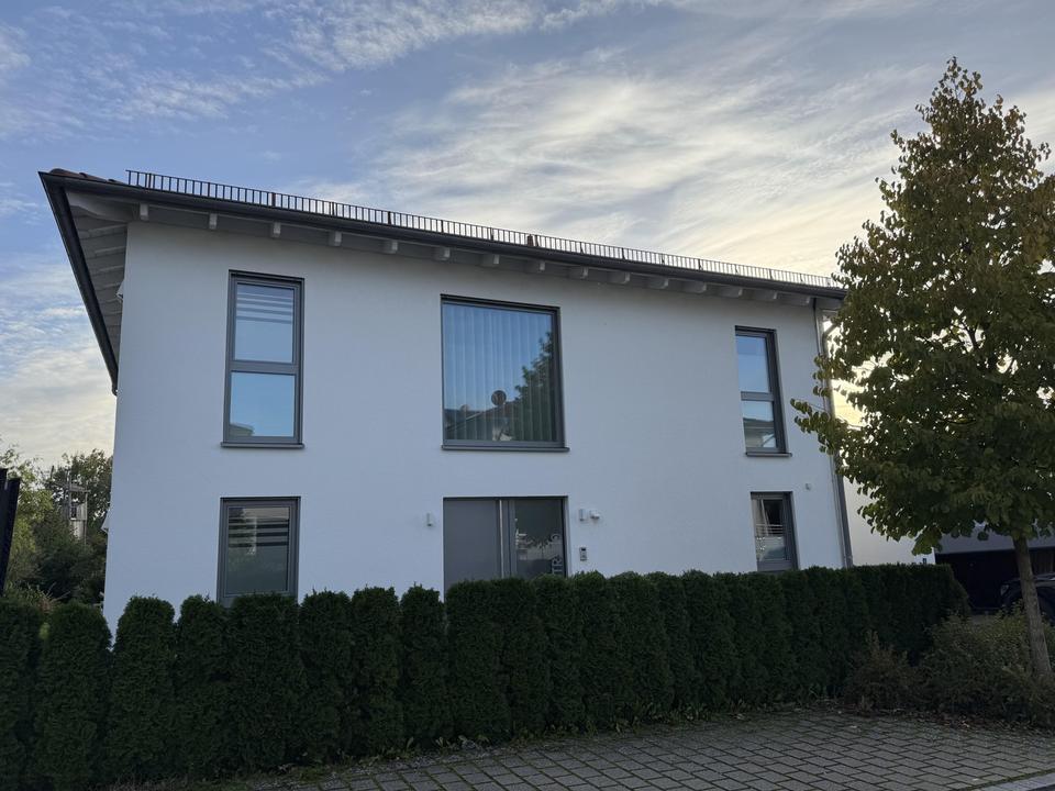 Architekten Stadtvilla in Neuendettelsau - freistehendes Einfamilienhaus mit Doppelgarage – Bild 2