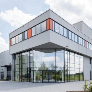 Moderne Praxis / Büros mit Gewerbehalle zu vermieten