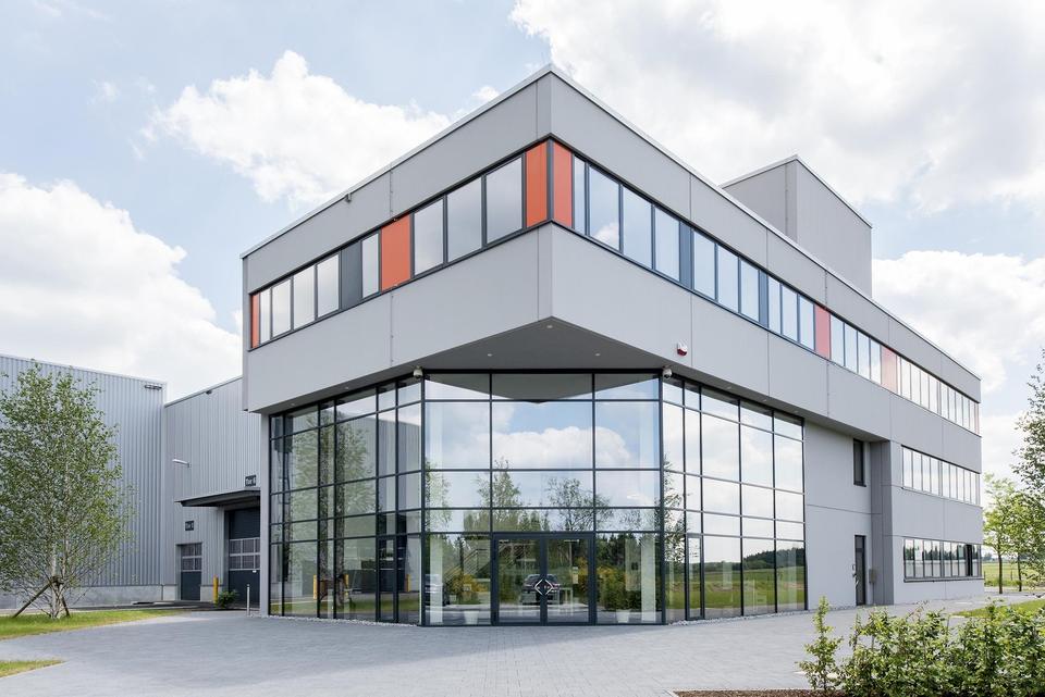 Moderne Praxis / Büros mit Gewerbehalle zu vermieten