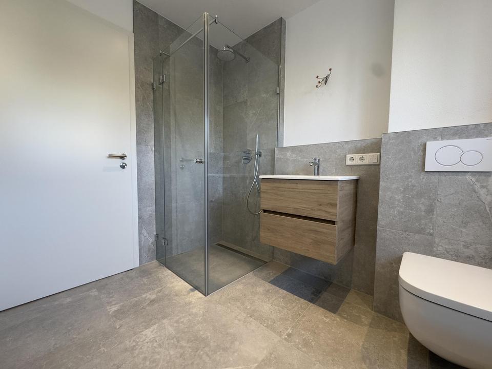 Sofort beziehbar: Neubau 3-Zimmer Gartenwohnung am Wasserturm 16 in Geisenfeld – Bild 14