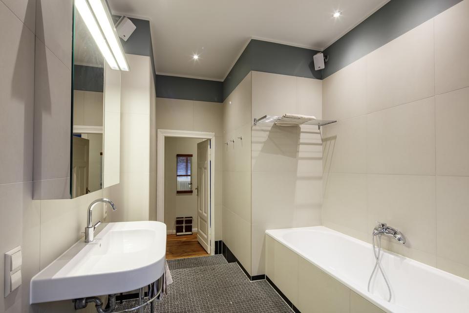 Bezugsfreie sonnige, top-sanierte 3-Zi-Altbauwhg mit Erker beim Lausitzer Platz – Bild 20