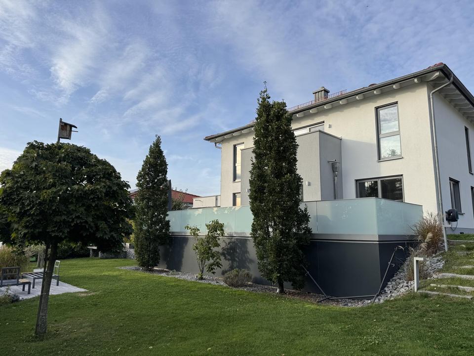 Architekten Stadtvilla in Neuendettelsau - freistehendes Einfamilienhaus mit Doppelgarage
