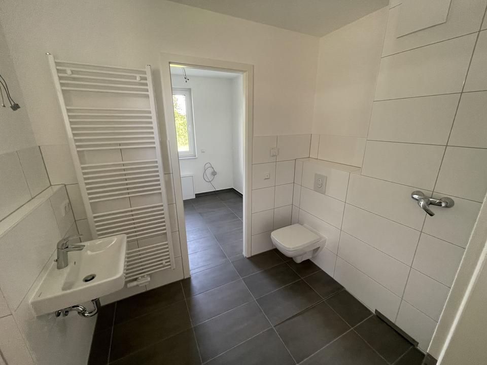 140qm Neubau-Doppelhaushälfte mit 6 Zimmern inkl. EBK, Parkett, elek. Rollläden, Zaun, 2 Pkw-Plätze – Bild 7