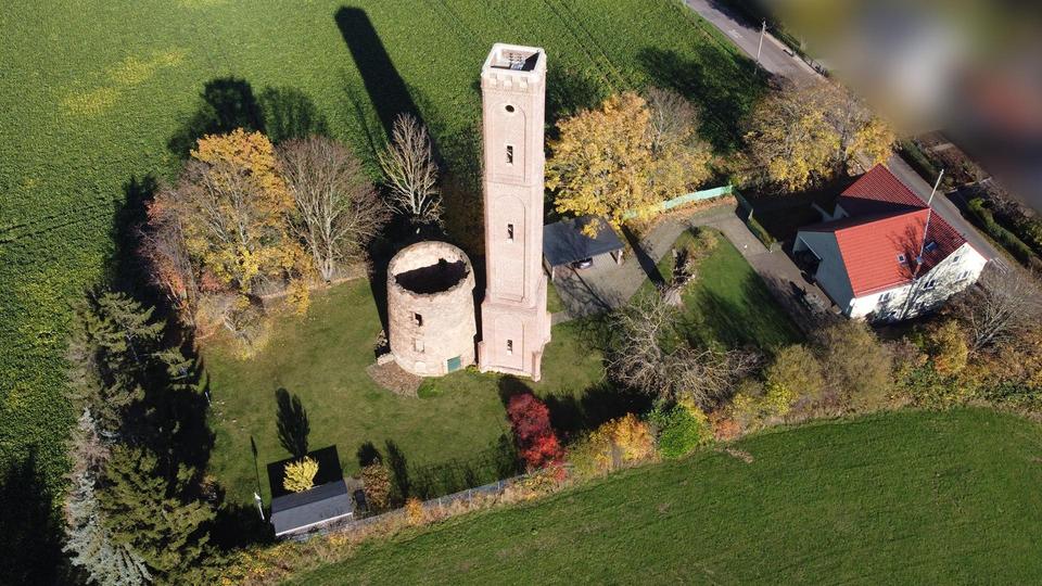 Seltene Gelegenheit: Döbelner Holländerturm mit Wohnhaus und 2.770m² Grundstück – Bild 2