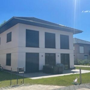 Luxuriöse 3 Raumwohnung mit Garten in einer Villa