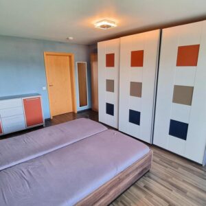 Sofort verfügbar! - Voll möblierte, schöne, sonnige 2-Zimmer-Wohnung mit Balkon und KFZ-Stellplatz