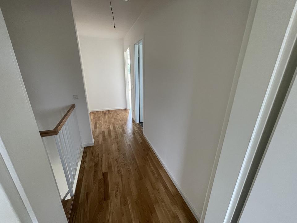 140qm Neubau-Doppelhaushälfte mit 6 Zimmern inkl. EBK, Parkett, elek. Rollläden, Zaun, 2 Pkw-Plätze – Bild 13