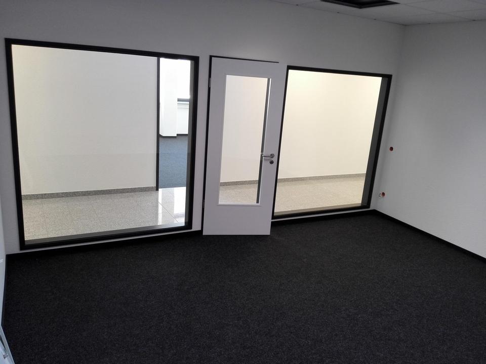 Moderne Praxis / Büros mit Gewerbehalle zu vermieten – Bild 6