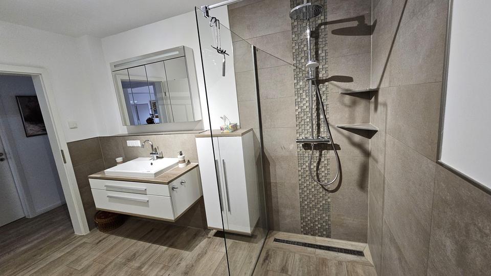 Neuwertige 2-Zimmer Erdgeschosswohnung mit Einbauküche + Garten – Bild 11