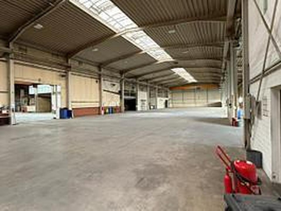 Moderne Industriehalle mit Portalkran, LKW-Rampe und optimaler Anbindung – Bild 3