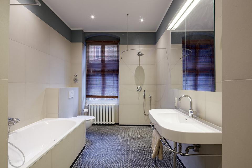 Bezugsfreie sonnige, top-sanierte 3-Zi-Altbauwhg mit Erker beim Lausitzer Platz – Bild 17