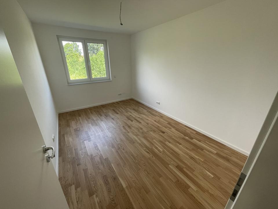 140qm Neubau-Doppelhaushälfte mit 6 Zimmern inkl. EBK, Parkett, elek. Rollläden, Zaun, 2 Pkw-Plätze – Bild 9