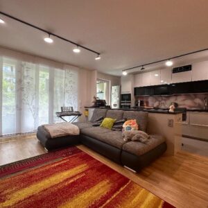 !!!VERMIETET!!! 3-Zi. möbliert mit EBK, Terrasse, TG-Stellplatz & E-Ladesäule – ideal für Familien!